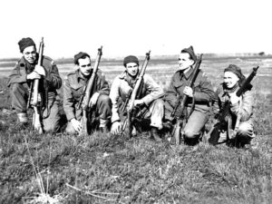 1944-04-21 2 Queen's Own Rifles sniper students England (L&AC MIKAN 3596795)
