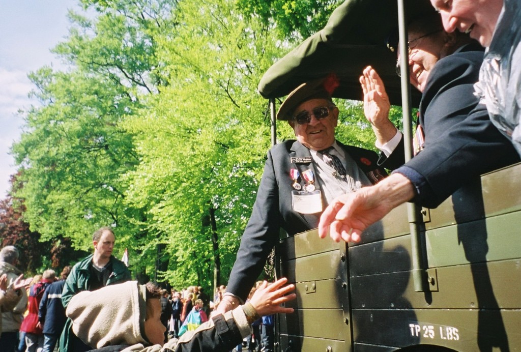 Apeldoorn veterans reaching out a young boy - 2005