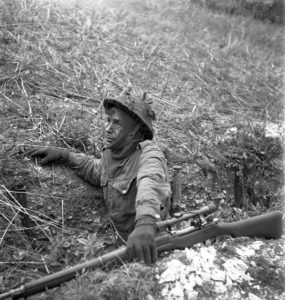 1943-04-23 Unidentified 2nd Canadian Infantry Division sniper with No1 sniper on sniper course in England Photo by Lieut. Frederick G. Whitcombe (L&AC PA-211642 MIKAN 3596209)