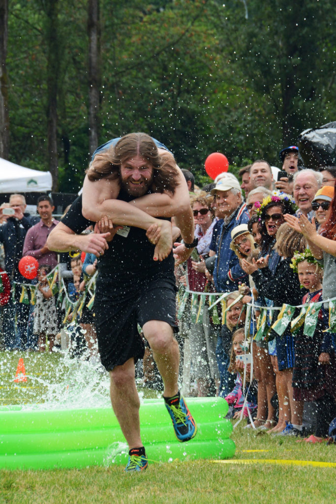 Scandinavian Midsummer Festival 2016-06-19 017 Wife Carrying Contest - The Winning Team