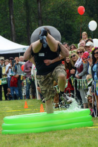 Scandinavian Midsummer Festival 2016-06-19 030 Wife carrying contest - I cannot see!