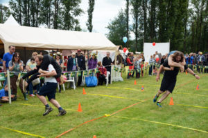 Scandinavian Midsummer Festival 2016-06-19 119 Wife Carrying Contest - Going in different directions