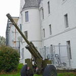(4) One of the guns of 15 Field Regiment, Royal Canadian Artillery, outside the Seaforth Armoury entrance.