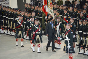 (164) The Minister of National Defence inspects the troops.