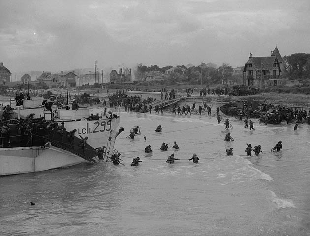 D-Day BSA AB Bicycles landing 9 CIB from LCIL299 2nd Cdn Flotilla at Nan beach MIKAN 3191670