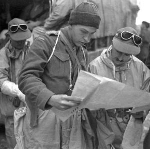 SMOCKS DRAB windproof anorak and winter mitts worn by Ontario Regiment troops in Italy in 1943-45. Not 1928 Thompson behind without butt.