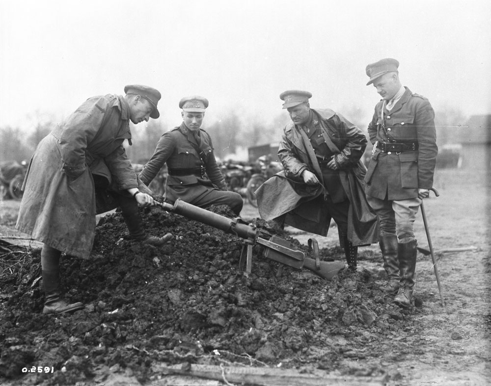 Photo O-2591 Canadian officers examine a German M.G. 08/15 light machine gun, March 1918.