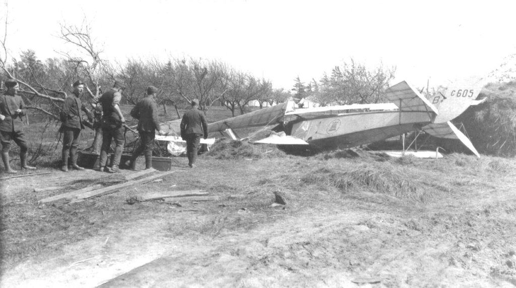 Rennie's JN-4 to crash at Beamsville, Ontario, Canada - Capt Wm. Arnott Stevens' Photo