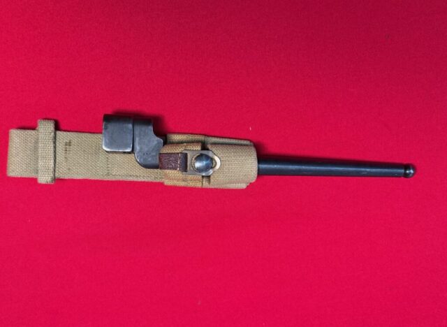 Bayonet No4 Mk.I (cruciform) made by Singer, C/| issue marked