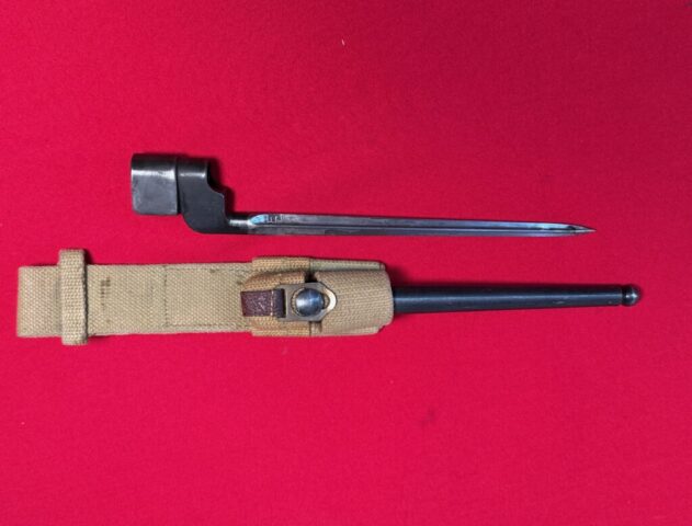 Bayonet No4 Mk.I (cruciform) made by Singer, C/| issue marked